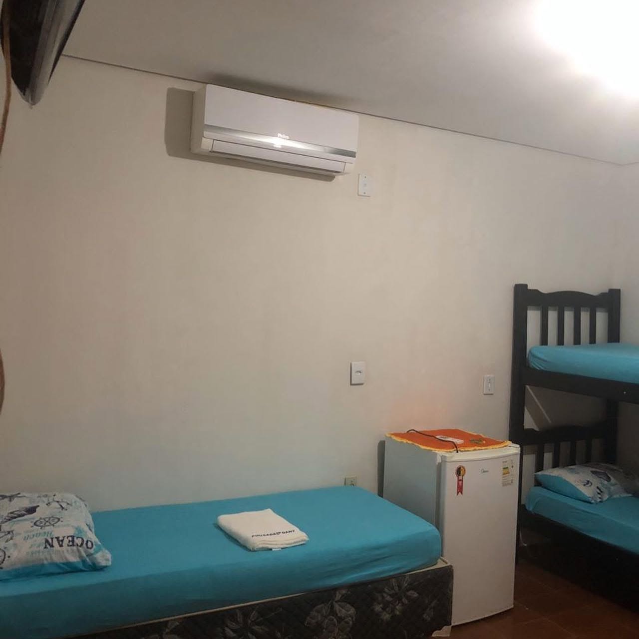 Quarto com ar e frigobar