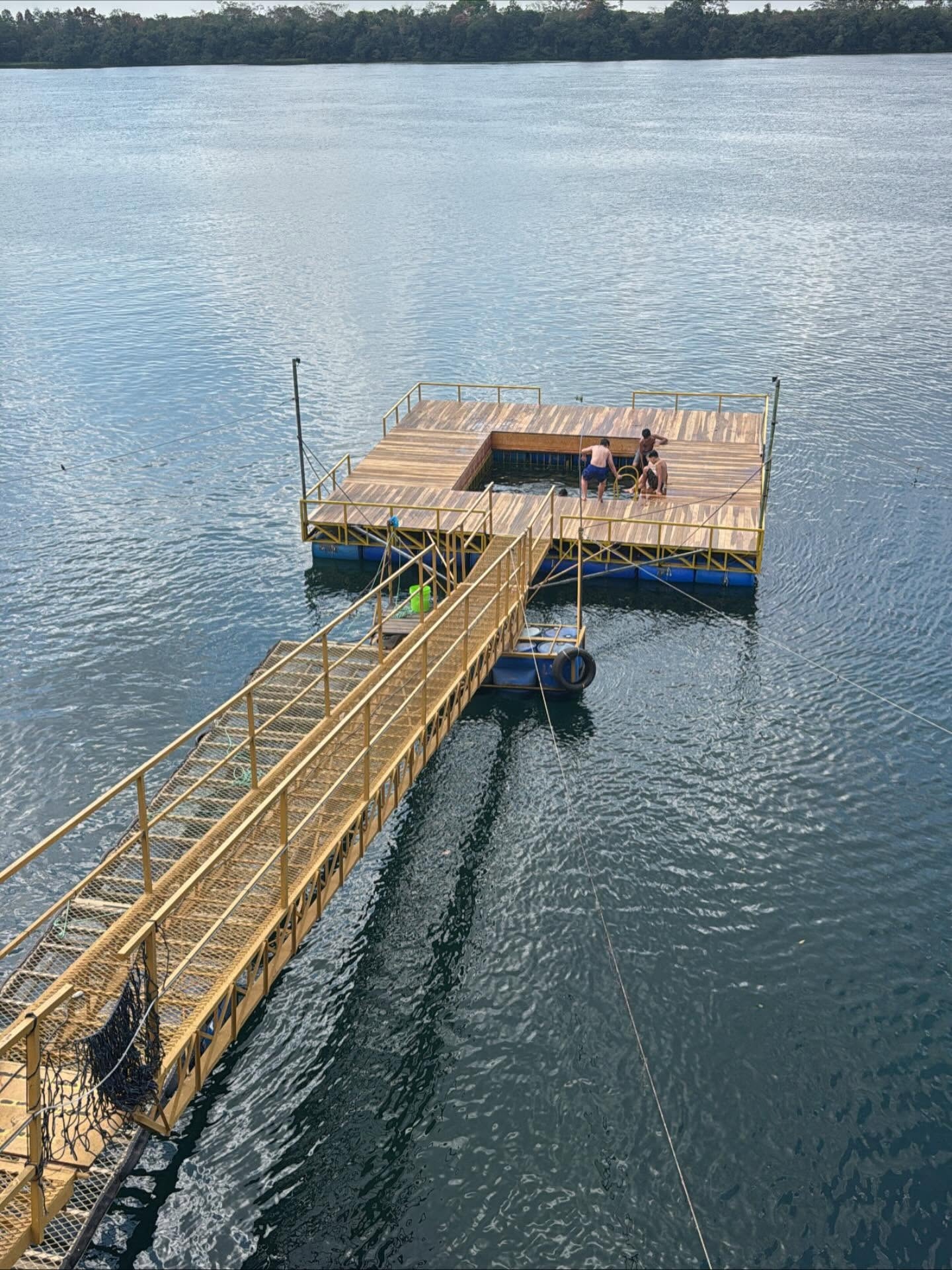Deck flutuante no rio